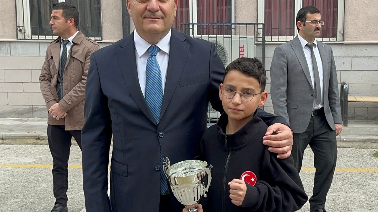 Başkan Demirbaş'tan gençlere ödül!