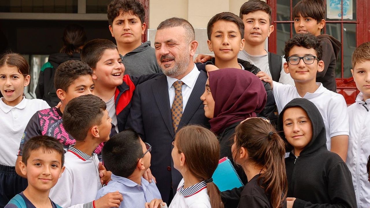 Başkan Ercan öğrencilerle Bahar Şenliği’nde
