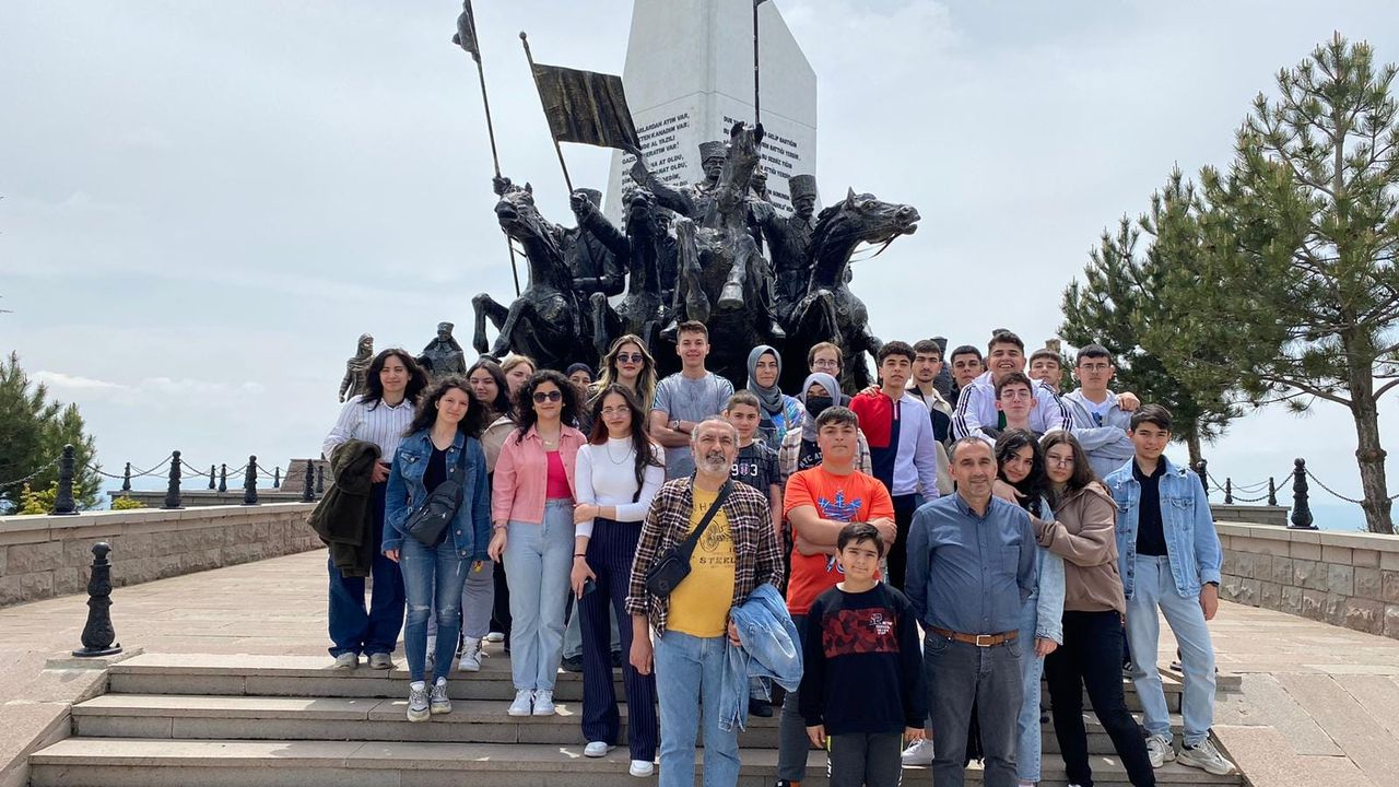 Duatepe Anıtı'nda gençlerin ayak izi