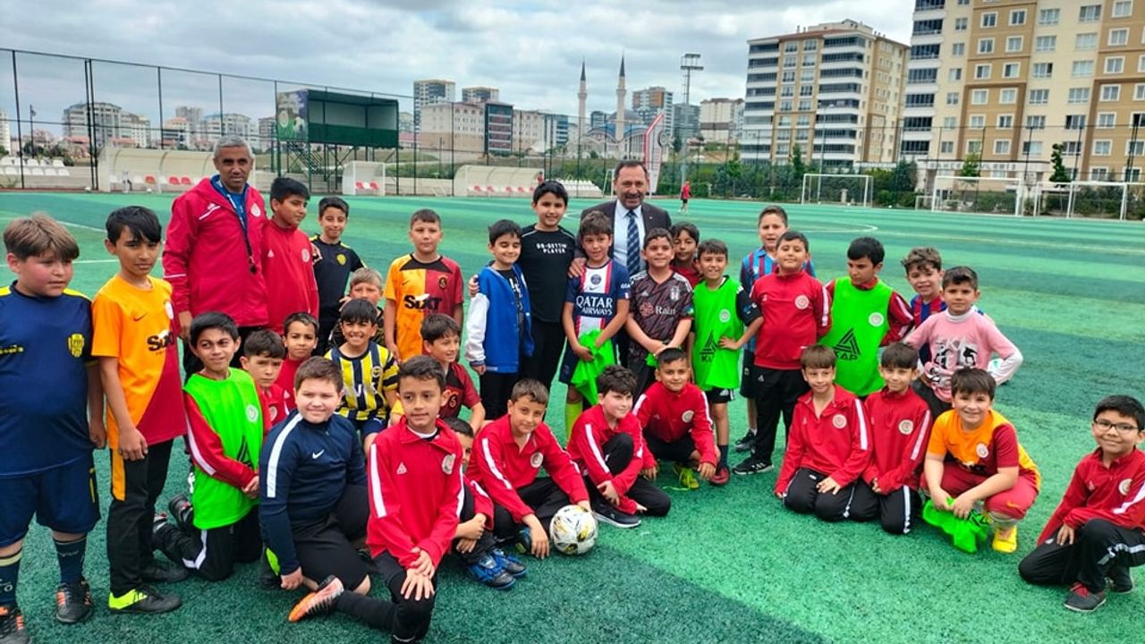 Geleceğin futbolcularına Başkan Demirel'den ziyaret