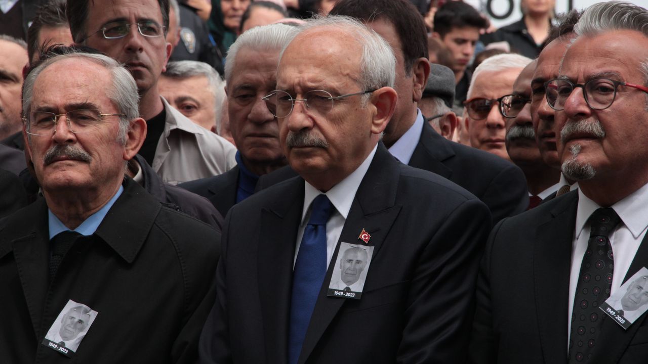 Kemal Kılıçdaroğlu cenaze töreninde saf tuttu