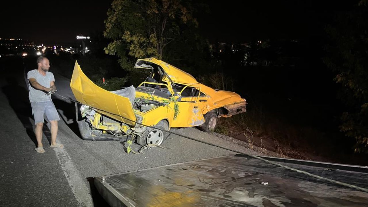 Ankara'da ağaca çarpan araç hurdaya döndü... 2 kişi hayatını kaybetti!