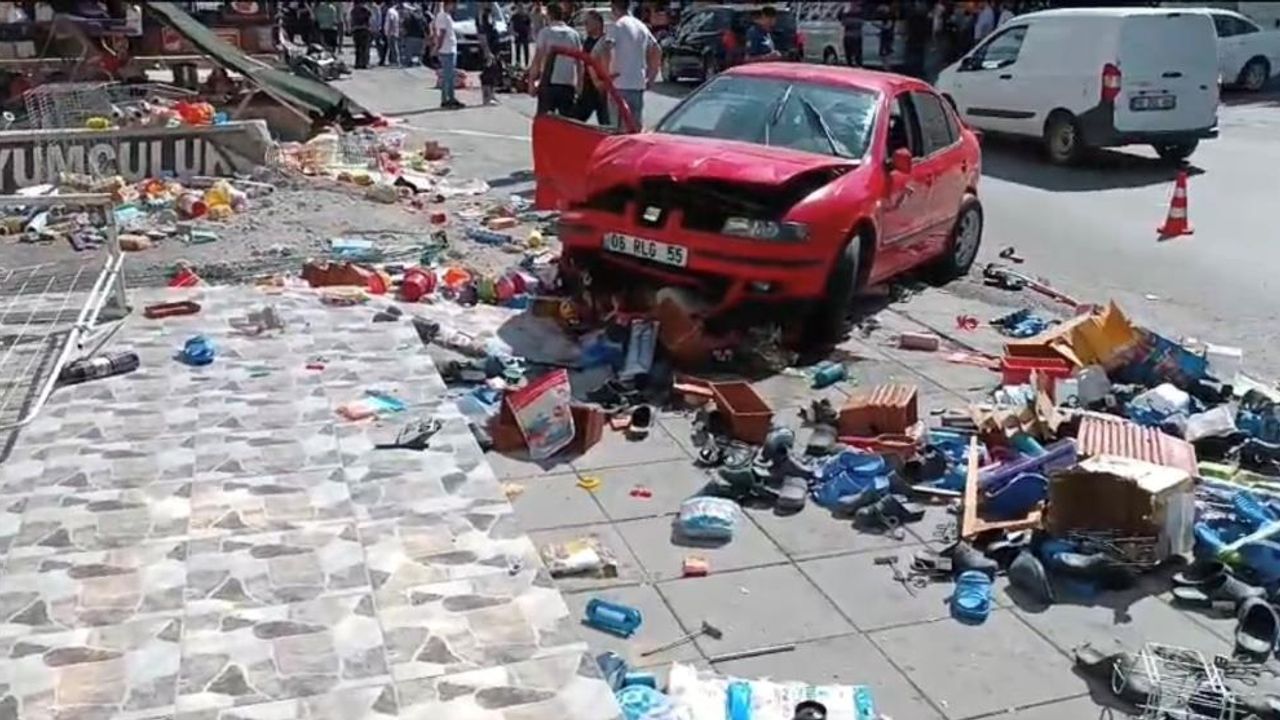 Ankara’da trafikte tartışmanın bilançosu ağır oldu! Bir araç önce motosiklete sonra reyonlara çarptı