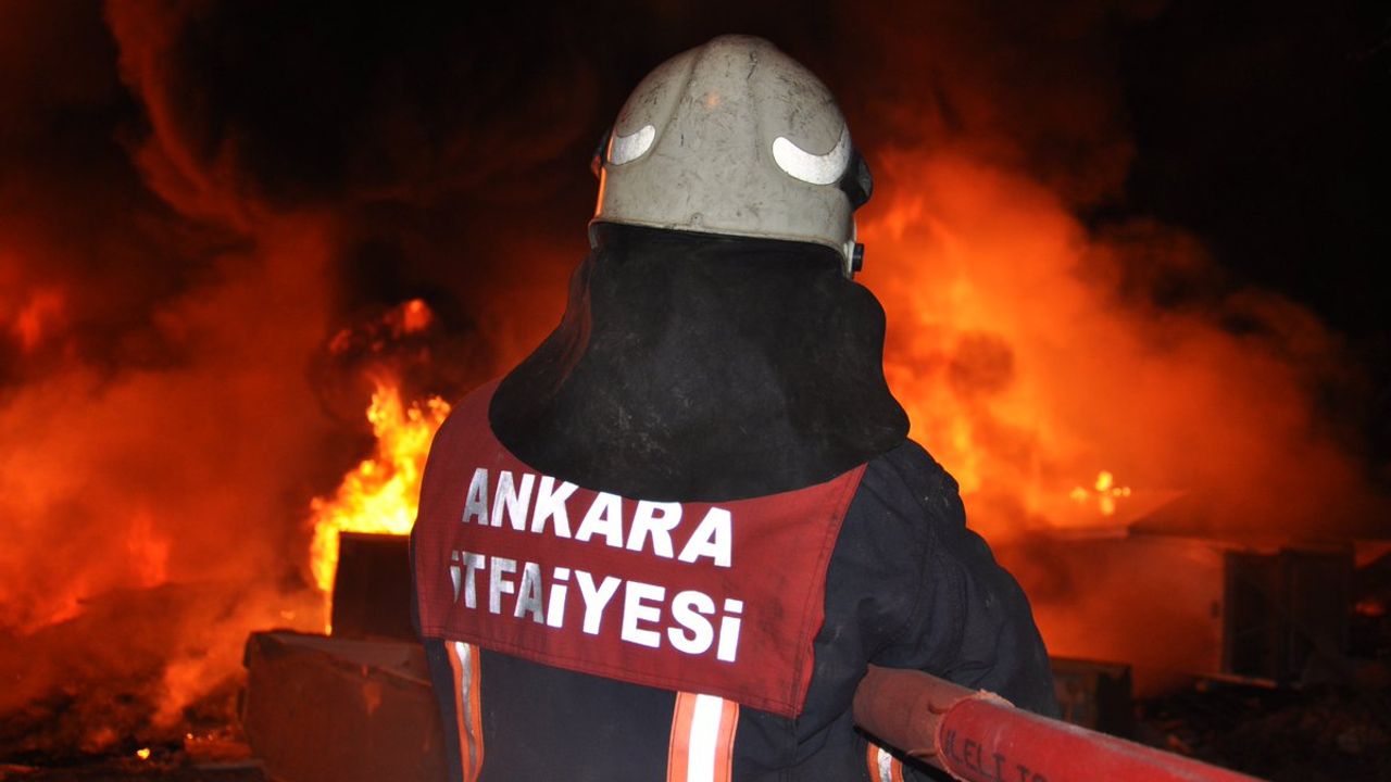 Ankara'da 4 katlı apartmanda yangın meydana geldi