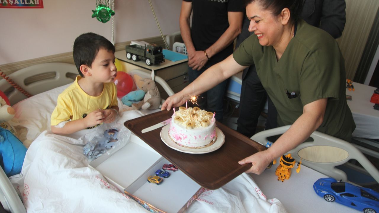 Hastanede sünnet olan minik Mustafa'ya hemşirelerden sürpriz