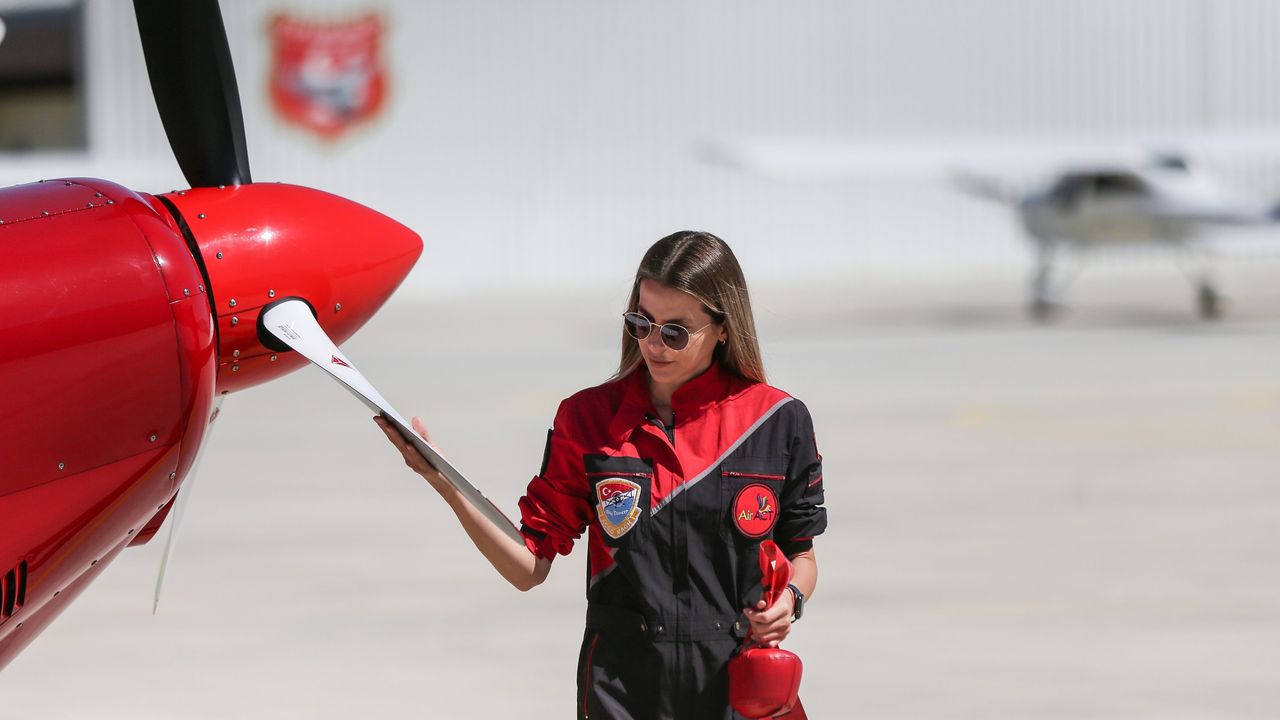Türkiye'nin ilk kadın akrobasi pilotu Semin Öztürk Şener, gösterisiyle izleyenleri mest etti