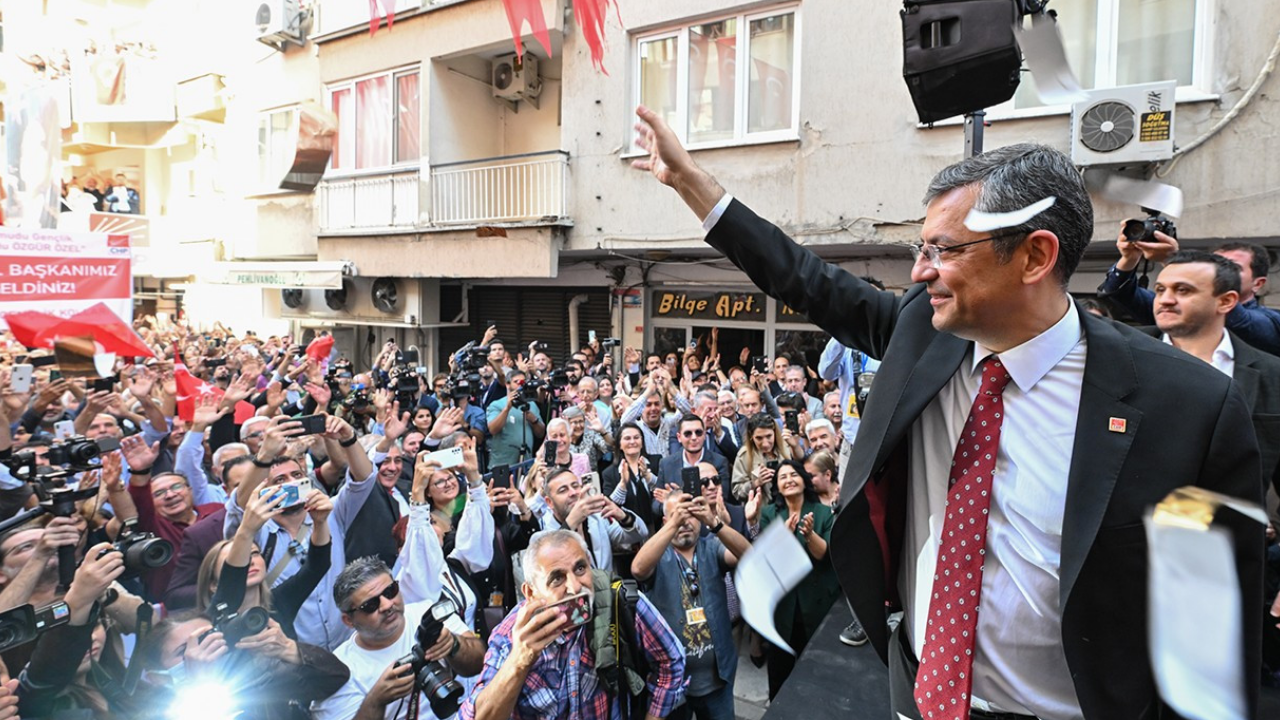 CHP Genel Başkanı Özgür Özel, Memleketi Manisa'da Coşkuyla Karşılandı!
