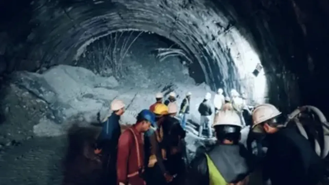 Hindistan Tünel İnşaatı Çöktü: 40 İşçi Mahsur Kaldı!