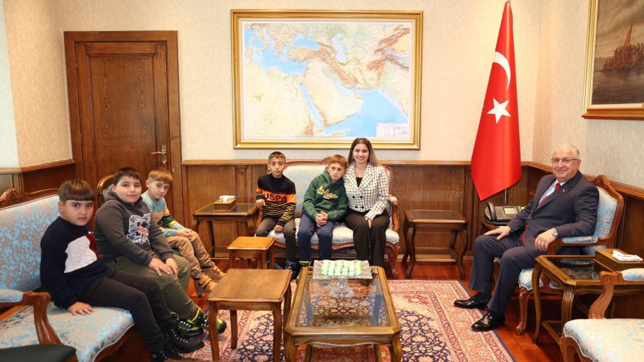 Iğdırlı öğrencilerden Bakan Güler'e anlamlı ziyaret!