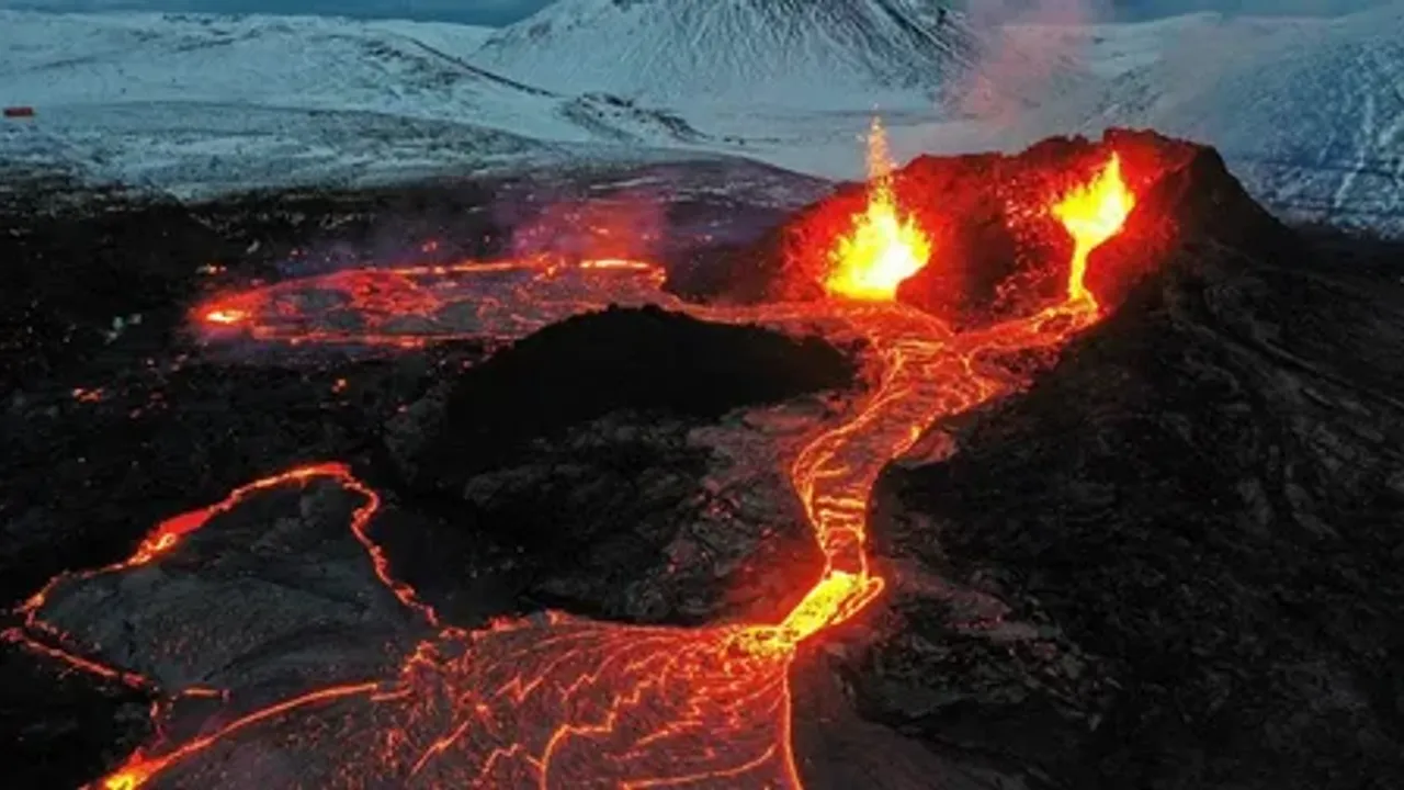 İzlanda'da Acil Durum İlan Edildi: Kasaba Yanardağ Patlamadan Önce Boşaltıldı!