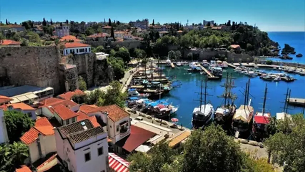 Antalya'da Tarihin ve Eğlencenin Buluşma Noktası: Kaleiçi