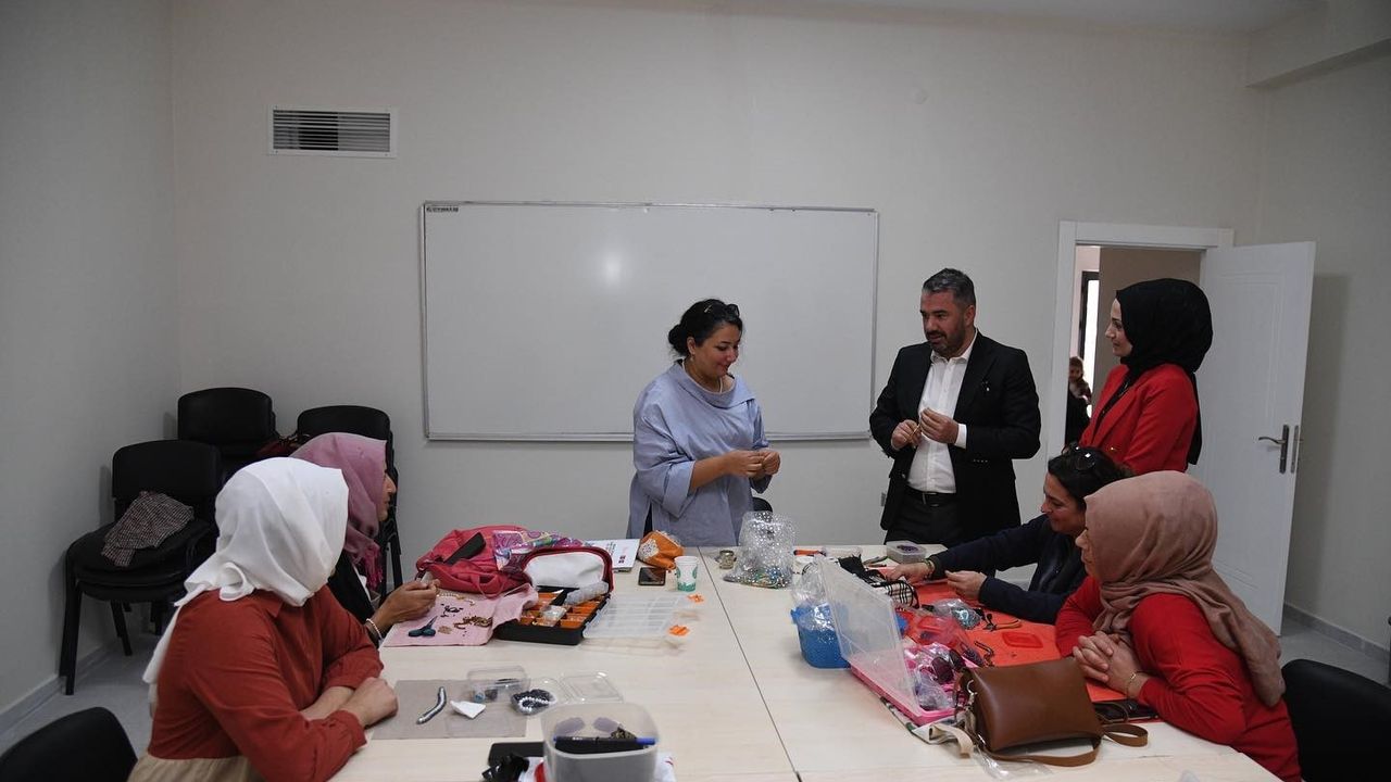 Ankara Pursaklar’da Alev Alatlı Hanım Evi'nde Kadınlar Eğitim Alıyor