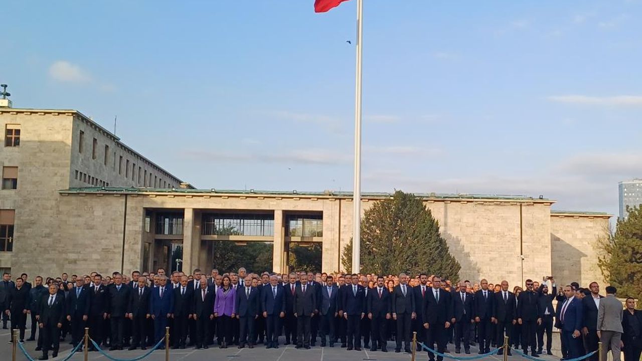 TBMM’de Atatürk anıtında tören gerçekleştirildi!