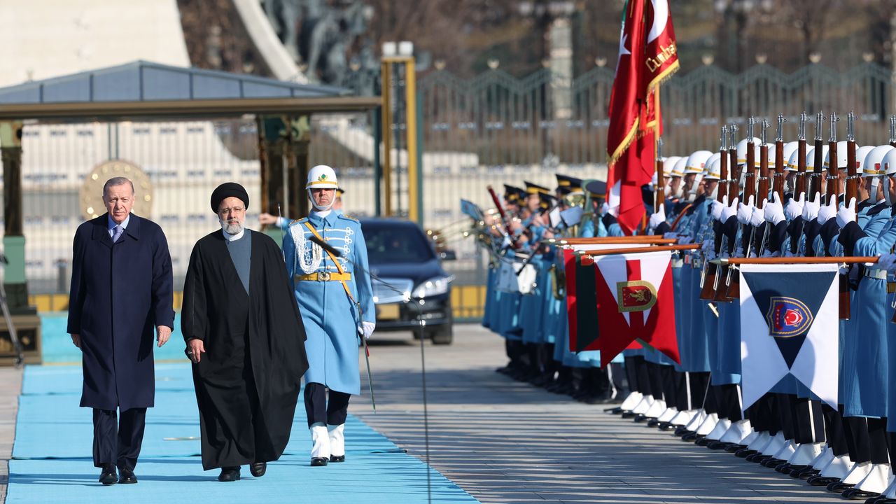 Мечеть имама хомейни тегеран. Пятничная мечеть в исфахане иран. Кашан. Мавзолей хана олджейту. Мечеть имама в исфахане.