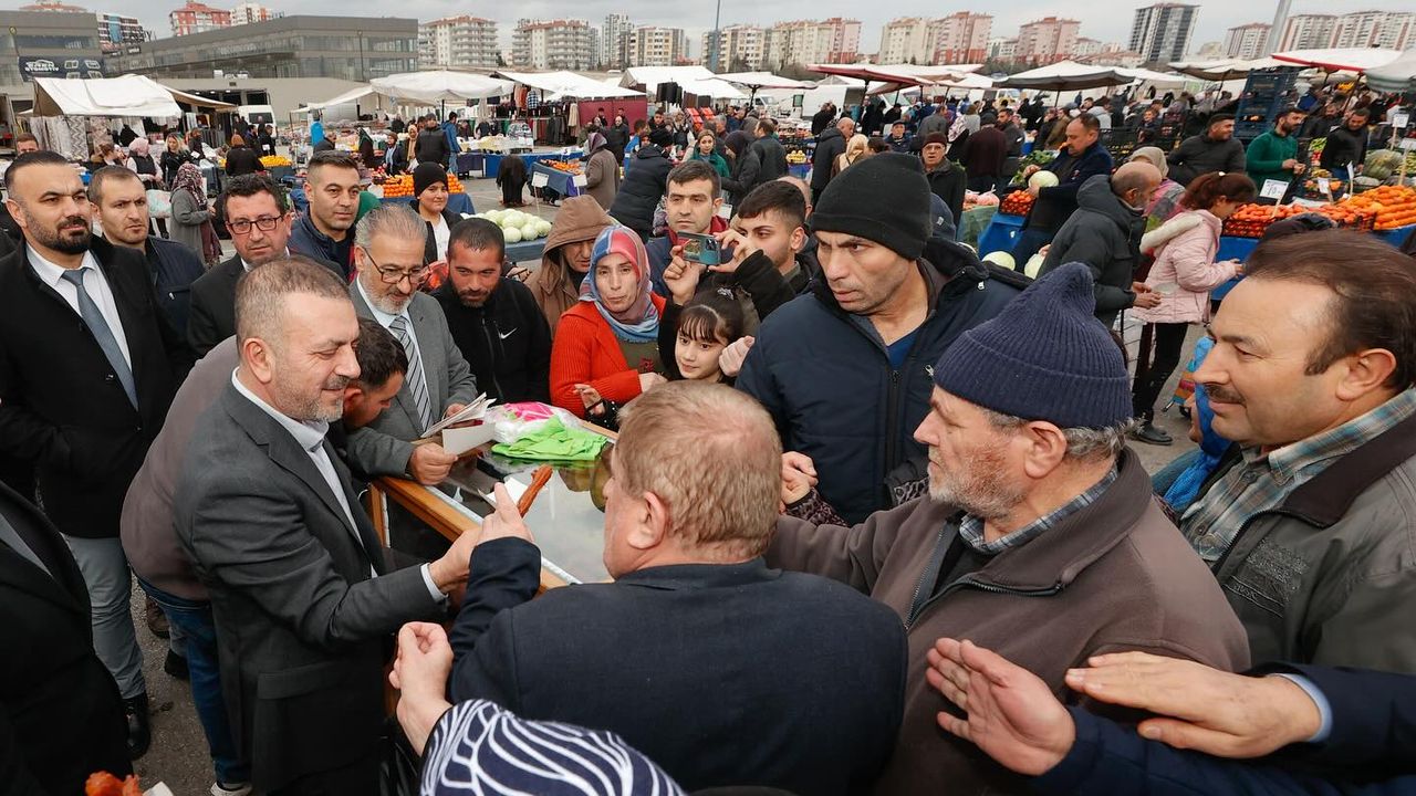 Başkan Ercan’dan semt pazarına ziyaret: Vatandaşlara tatlı ikramı