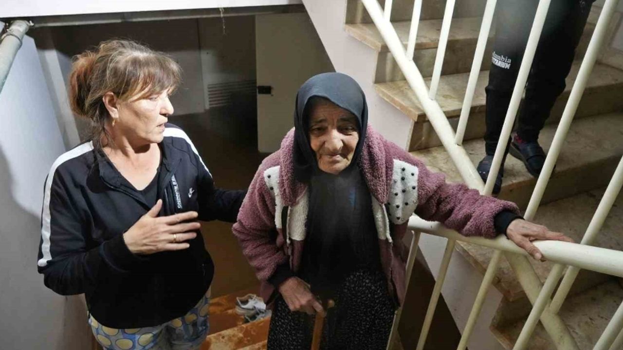 Depremde yıkılan evden sağ çıktı, Antalya'da sular altında kaldı