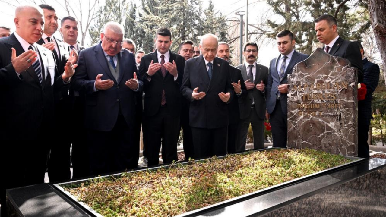 Devlet Bahçeli, Alparslan Türkeş’in kabrini ziyaret etti