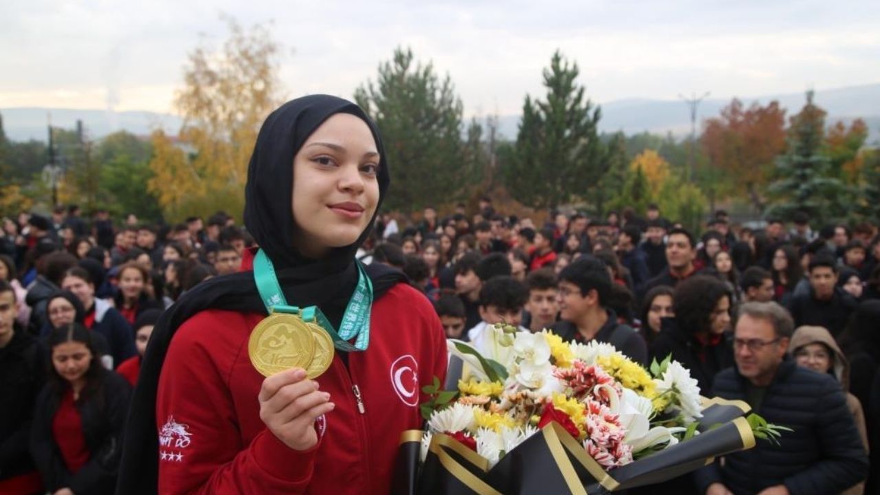 Çin'in ata sporunda Türk zaferi: Afra Kılınç tarihe geçti