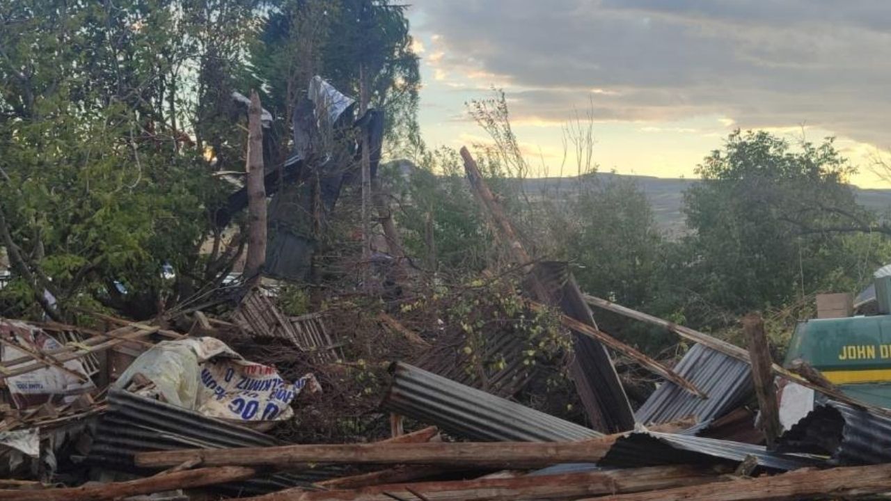 Ankara'da şiddetli fırtına: Çatılar uçtu