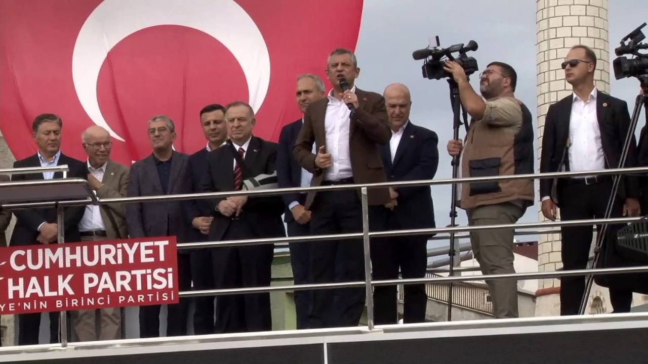 CHP lideri Özel, İmamoğlu’na destek için adliye önünde konuştu