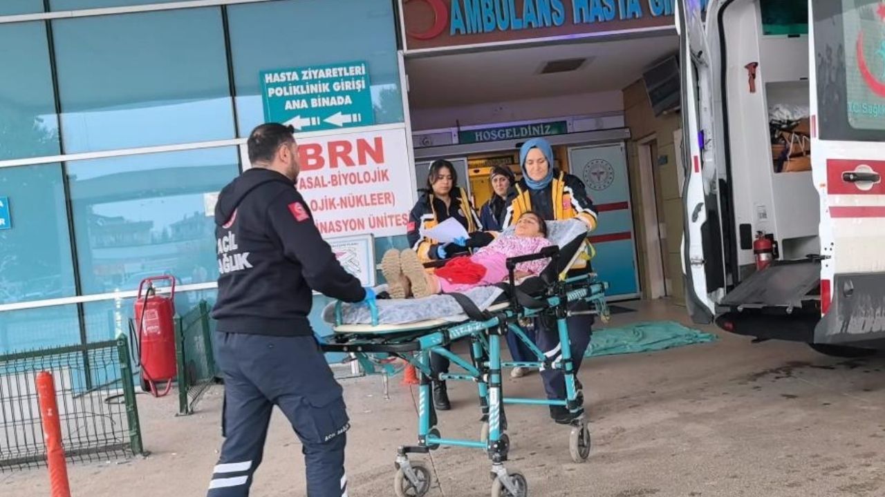 Demir kapının altında kalan çocuk ağır yaralandı