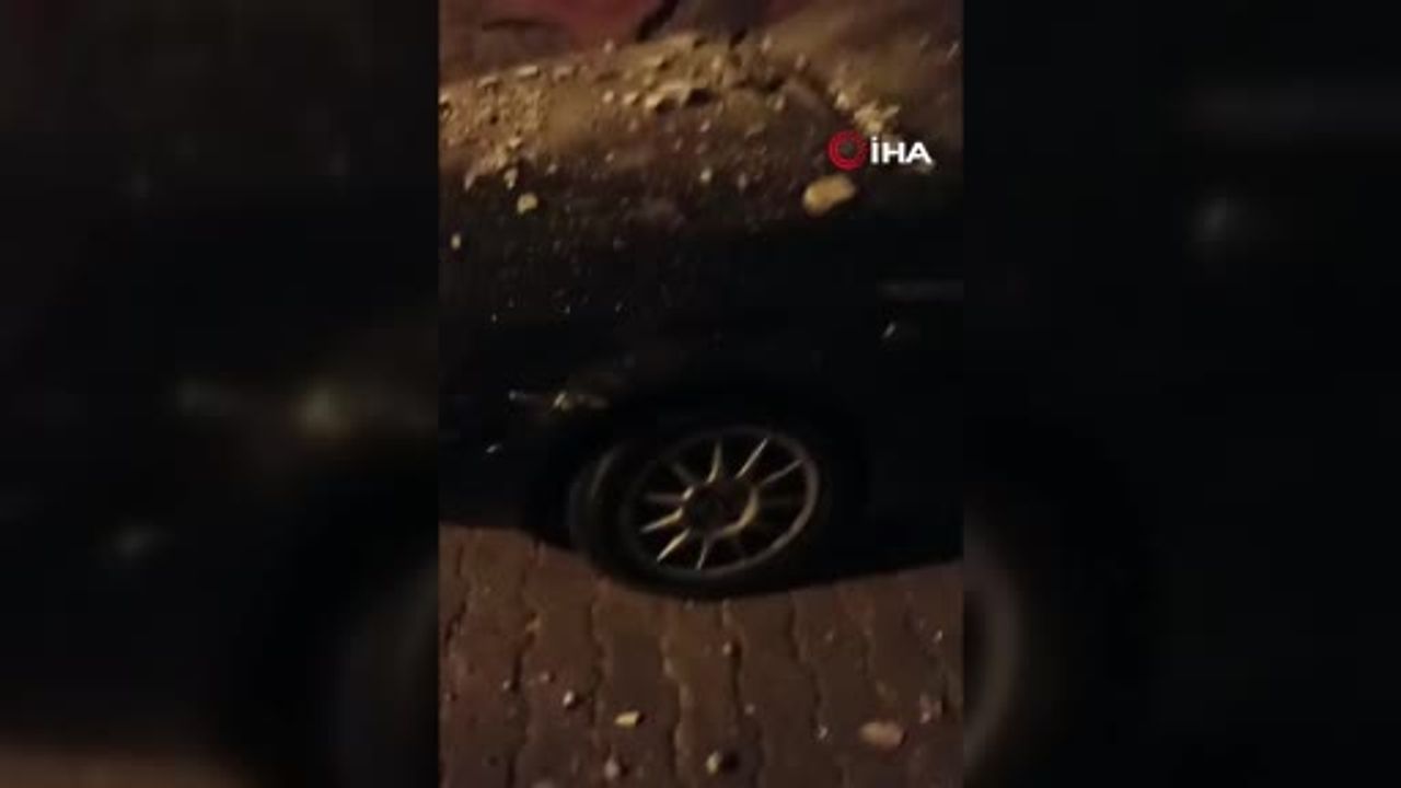 Depremin şiddetiyle beton parçaları araç üzerine düştü!