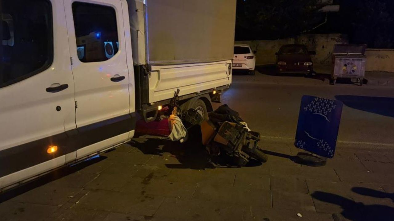 Elektrikli bisiklet sürücüsü kamyonetin altına girdi