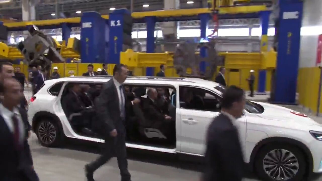 Cumhurbaşkanı Erdoğan, Togg’un limuzin versiyonuyla tur attı