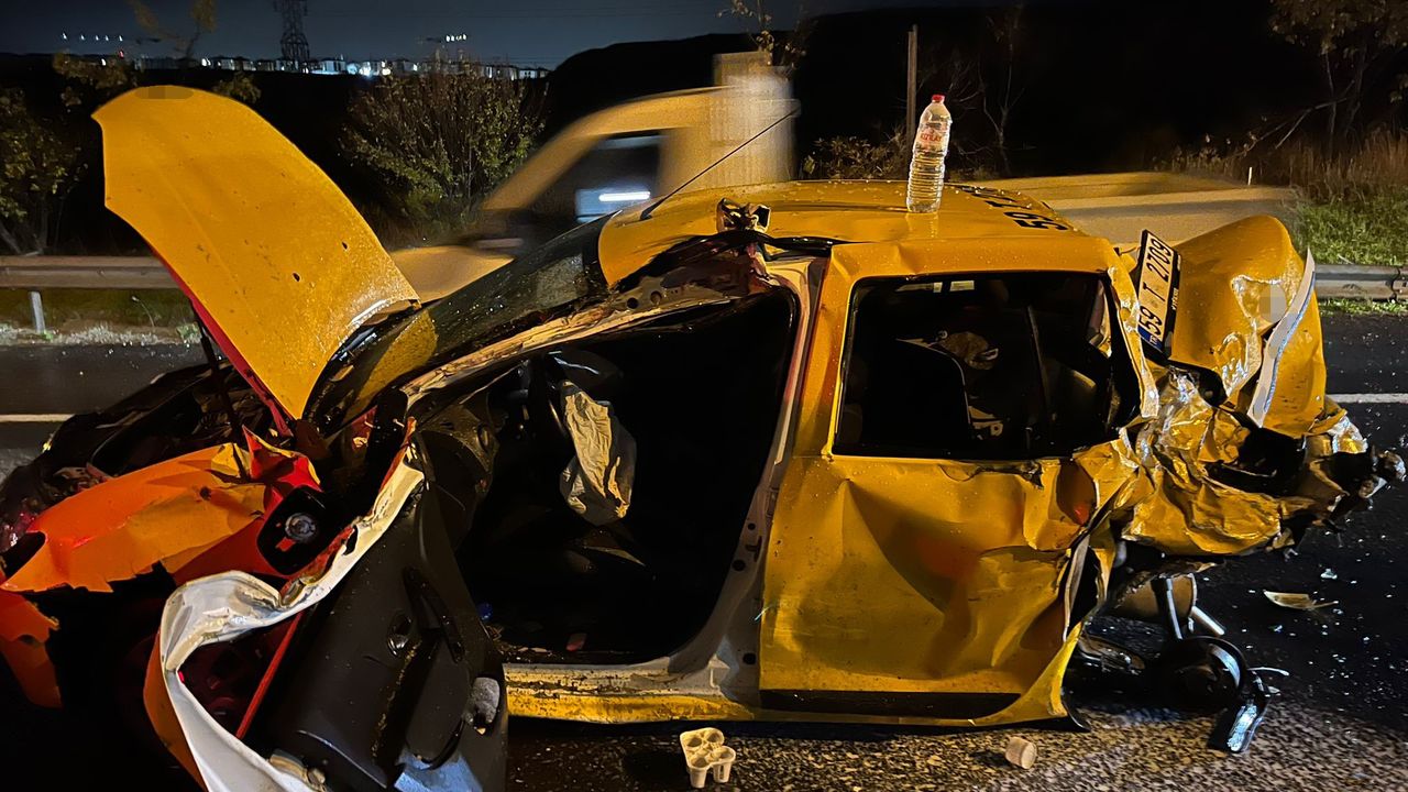 İki kamyon arasında kalan taksi, kağıt gibi ezildi