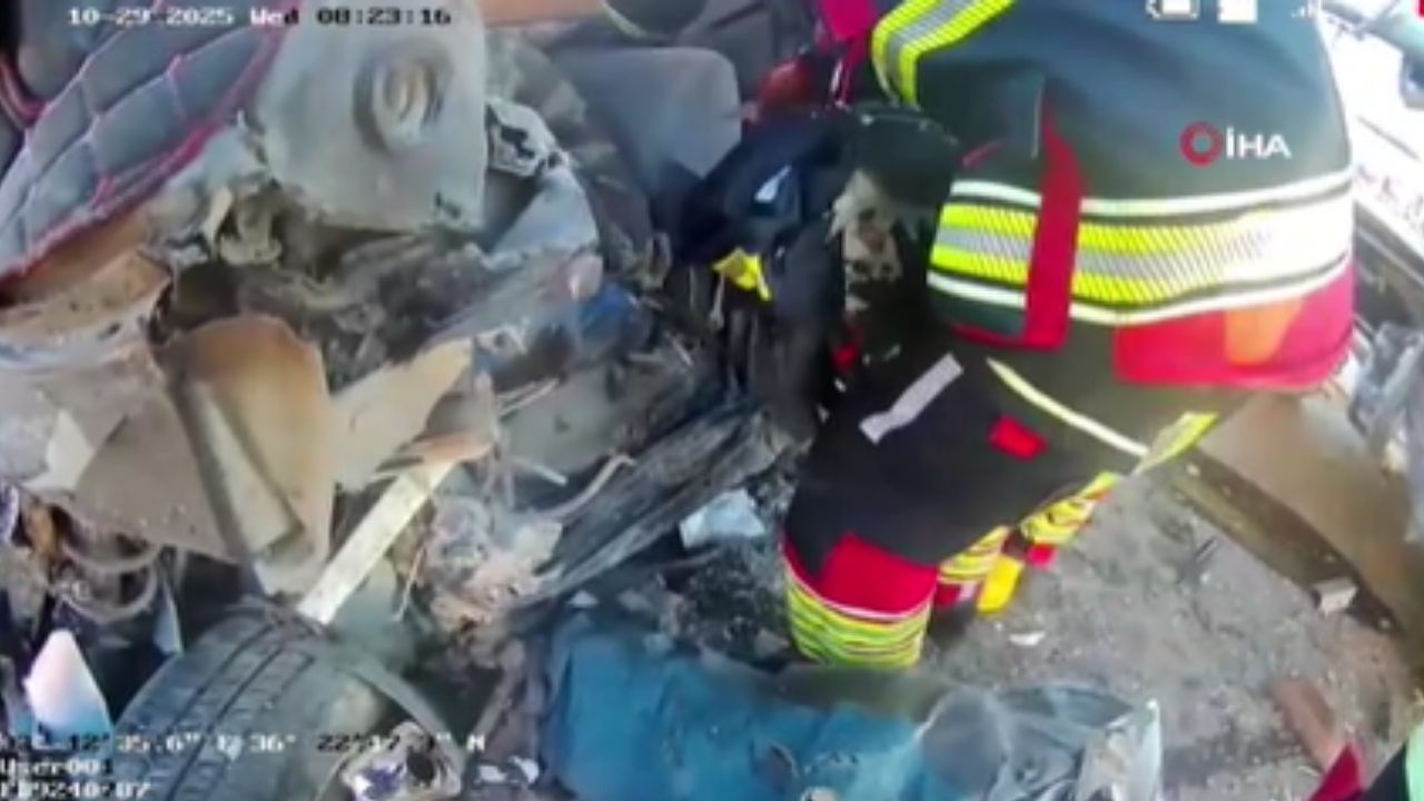 İşçi midibüsü ile otomobil çarpıştı: Çok sayıda ölü ve yaralı var