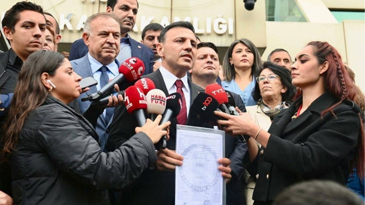 Özgür Çelik, mazbatasını teslim aldı