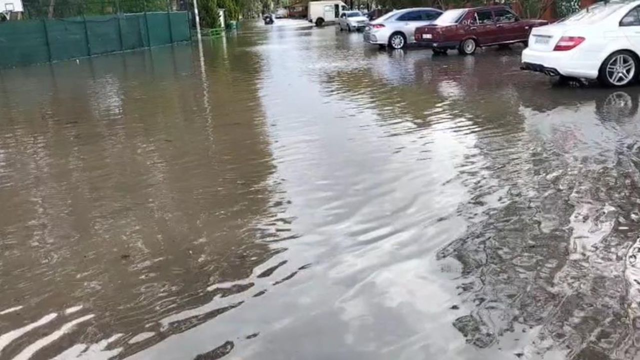 Sağanak yağış hayatı felç etti! Sokaklar göle döndü