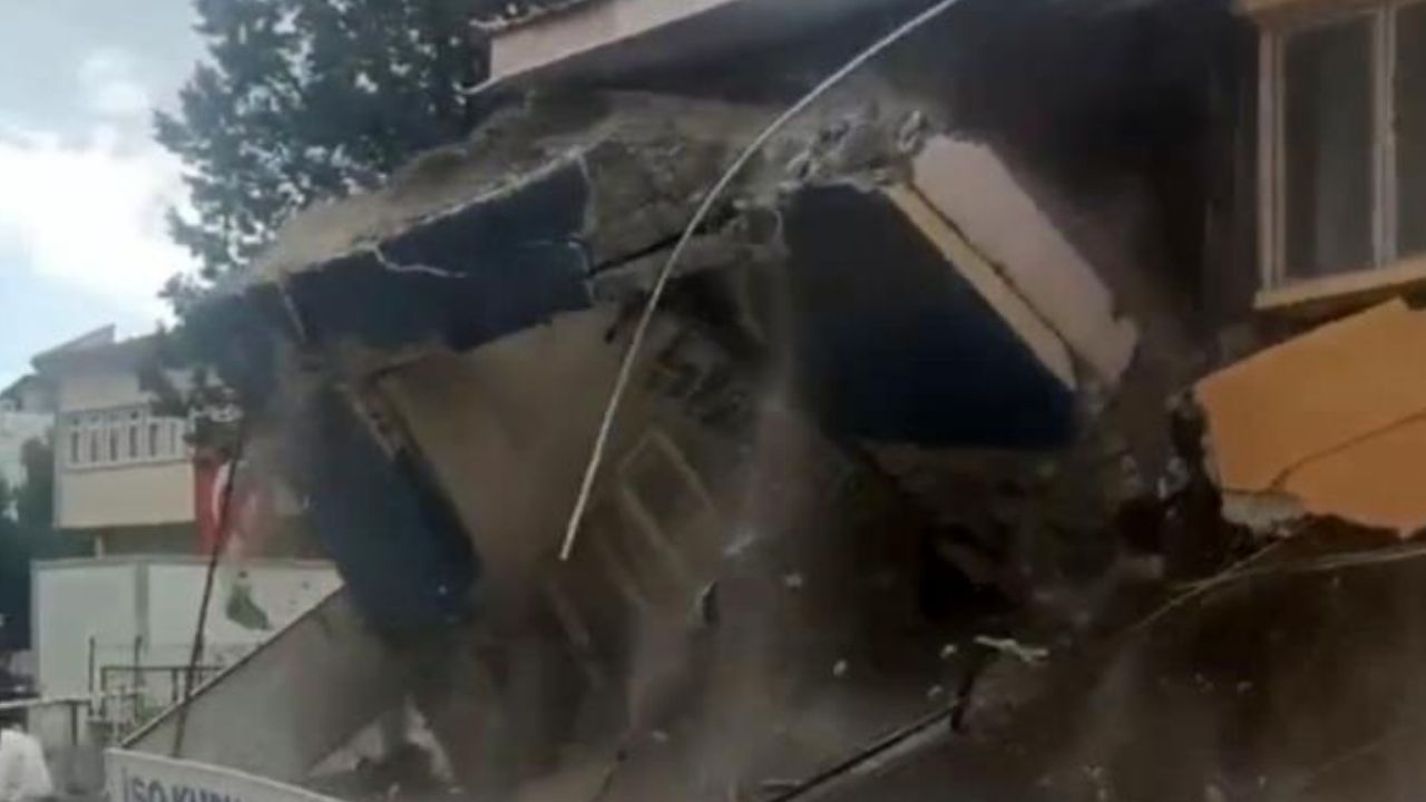 Depremde hasar gören bina aniden yıkıldı