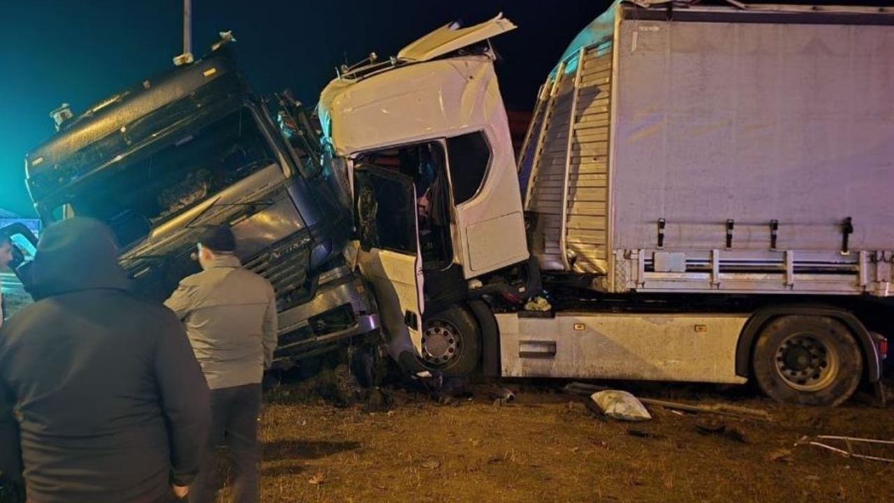 İki tır kavşakta çarpıştı: Yaralılar var