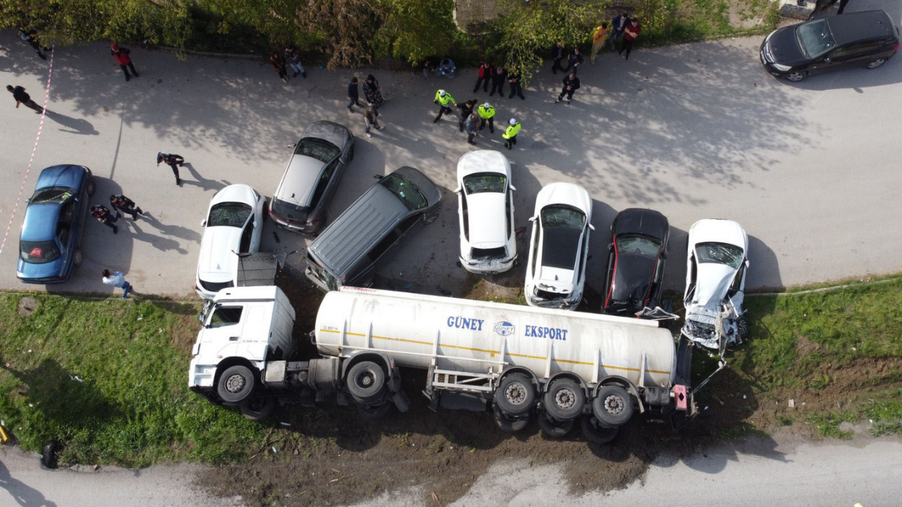 Yağ yüklü tanker kontrolden çıktı! Çok sayıda araç zarar gördü