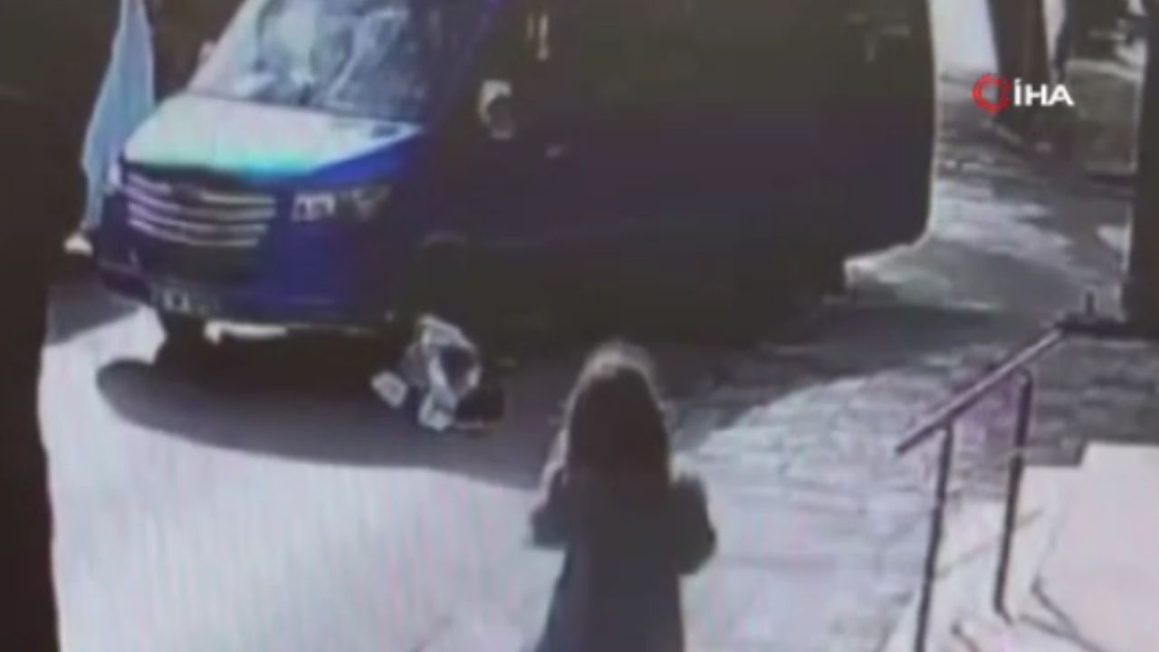 Yolun karşısına geçmek isteyen kadına minibüs çarptı