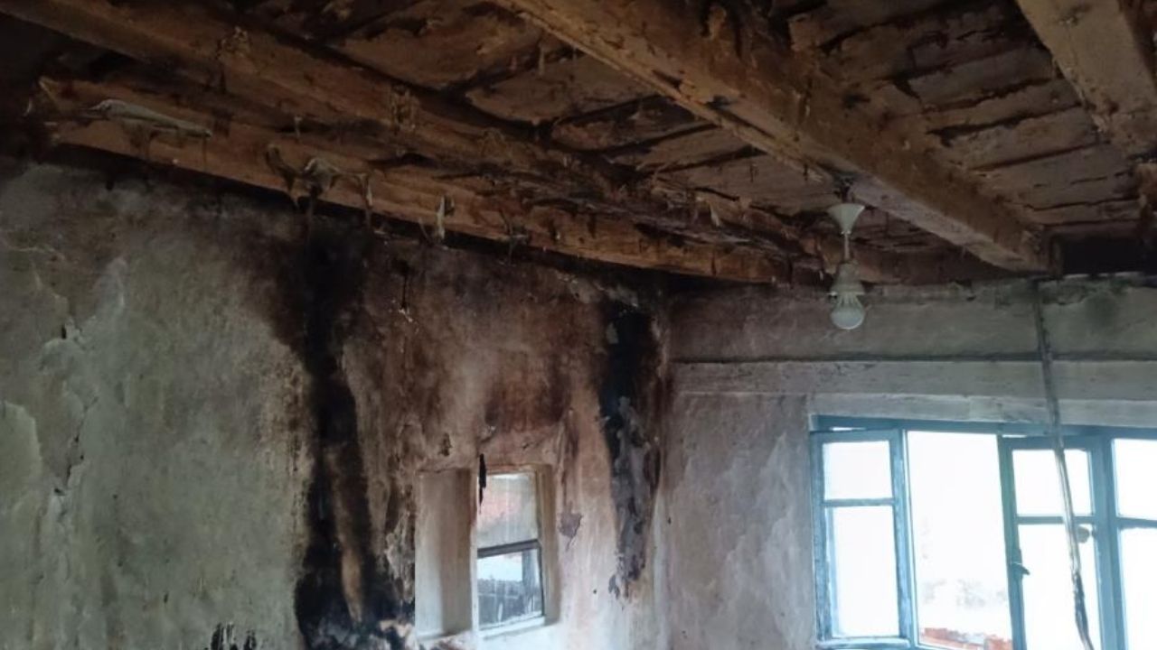 Yıldırım düşen evde yangın çıktı