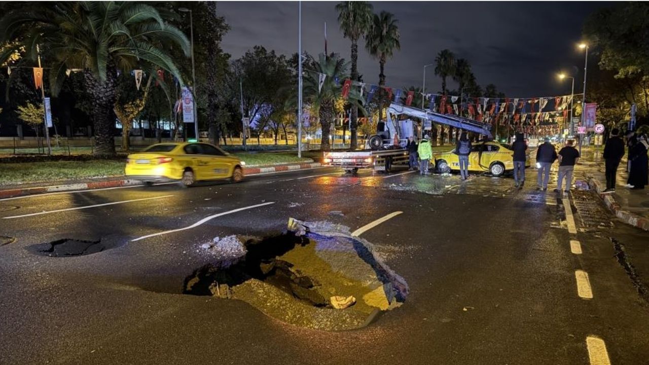 Sağanak yağış hayatı felç etti: Yol çöktü