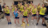 Fenerbahçeli şampiyonlardan soyunma odasında dans! Kupayı havaya kaldırdılar