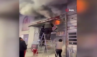 Dumanların arasında kalan çocuğu polis kurtardı!