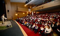Tiyatro sahnesinde bütün koltuklar doldu
