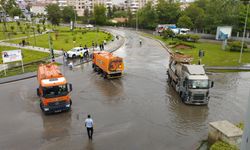 Ankara'da araçlar mahsur kaldı