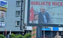 Bakan Çavuşoğlu'nun seçim afişi kaldırılacak
