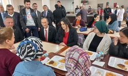 Jülide Sarıeroğlu, depremzede vatandaşlarla bir araya geldi.