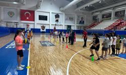 Başkan Demirel, geleceğin voleybolcularını izledi