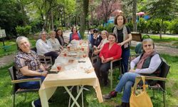 Dernek üyeleri güneşli havada toplantı yaptı