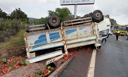 Ankara'da korkutan kaza...  Karpuz yüklü kamyon devrildi