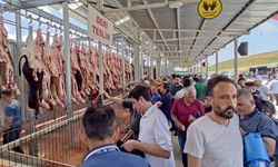 Kurban kesim alanında saatte 40 büyükbaş hayvan teslim ediliyor