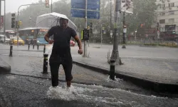 Ankara'da etkili olan sağanak yağış trafiği felç etti