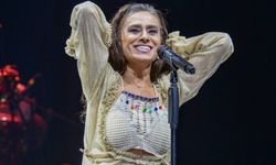 Yıldız Tilbe sahnede cesurca peruğunu çıkardı... Alkış yağmuruna tutuldu